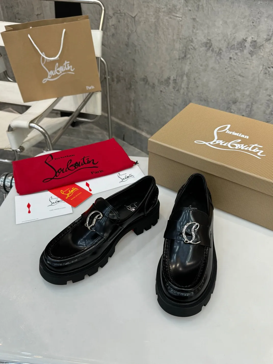 👟👟Ex-factory price 560👟👟 Top version, exclusive customization, purchasing agent level ⚡⑦ colors to choose from. Reintroducing Christian Louboutin (CL) logo design, the latest catwalk style of red-soled shoes 💥abbreviated as CL red-soled shoes T-stage catwalk style👠a new style of fresh air with a touch of nobility, perfect on the feet💃elegant and crystal clear, all accessories, materials and layouts are all customized 1:1 from the original version, zero distance from the original version 1⃣Upper: cowhide open edge beads 2⃣Inner: sheepskin 3⃣Outsole: Original one-to-one molded anti-slip two-color outsole with logo 4⃣🔺Original packaging 5⃣Number of yards: 35-42 (refundable or exchangeable if ordering 42)
